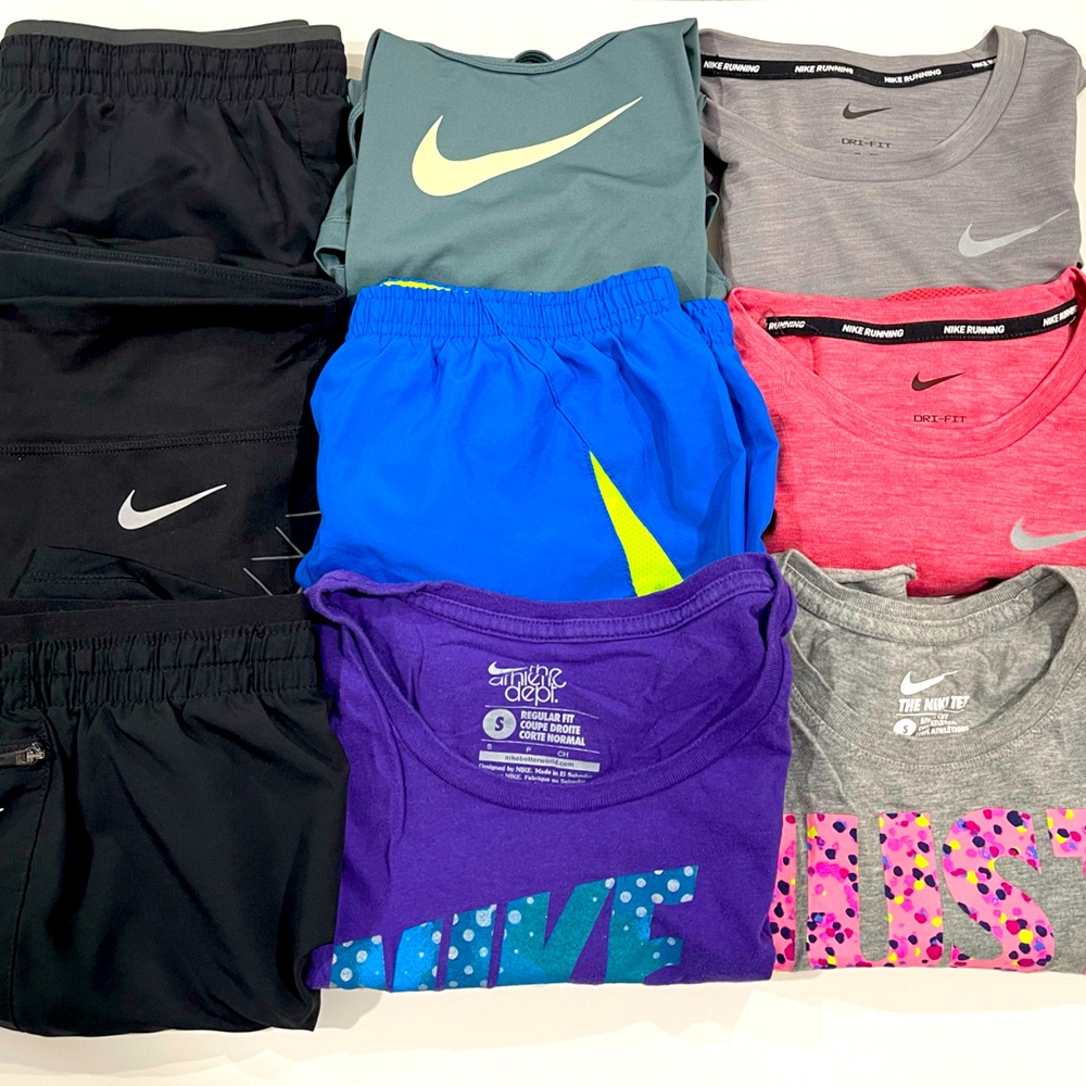 8 NIKE ITEMS